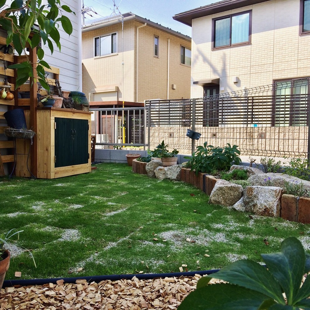 Idee per un giardino etnico esposto in pieno sole di medie dimensioni e in cortile in estate con pavimentazioni in mattoni