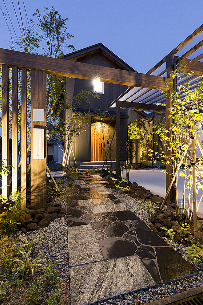 Источник вдохновения для домашнего уюта: участок и сад на переднем дворе в восточном стиле с покрытием из каменной брусчатки