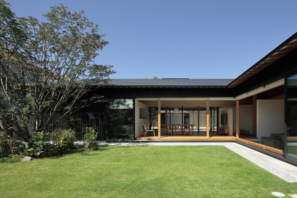 Стильный дизайн: солнечный японский сад на внутреннем дворе в восточном стиле с хорошей освещенностью - последний тренд
