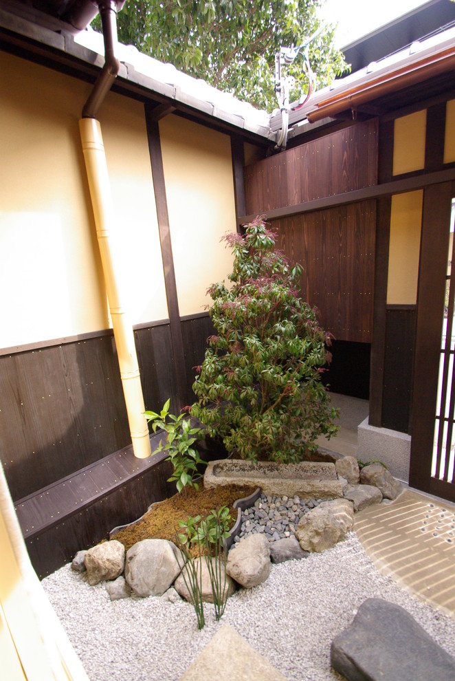 Photo of a small world-inspired front fully shaded garden in Kyoto with a garden path.