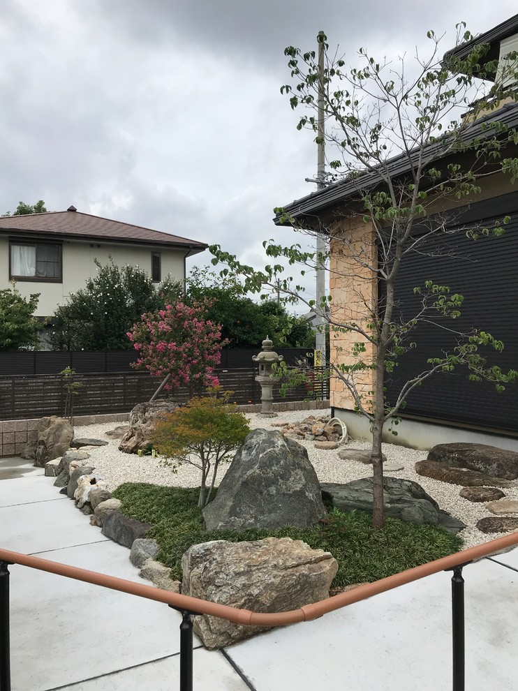 Свежая идея для дизайна: японский сад в восточном стиле - отличное фото интерьера