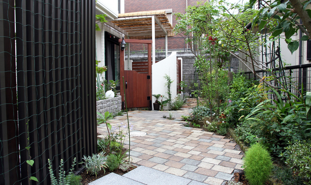 Idee per un giardino minimalista esposto in pieno sole davanti casa con un ingresso o sentiero
