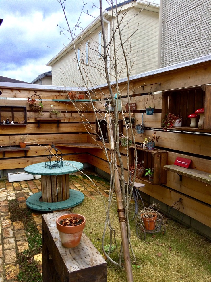 他の地域にある小さな、冬のインダストリアルスタイルのおしゃれな中庭 (半日向、レンガ敷き) の写真