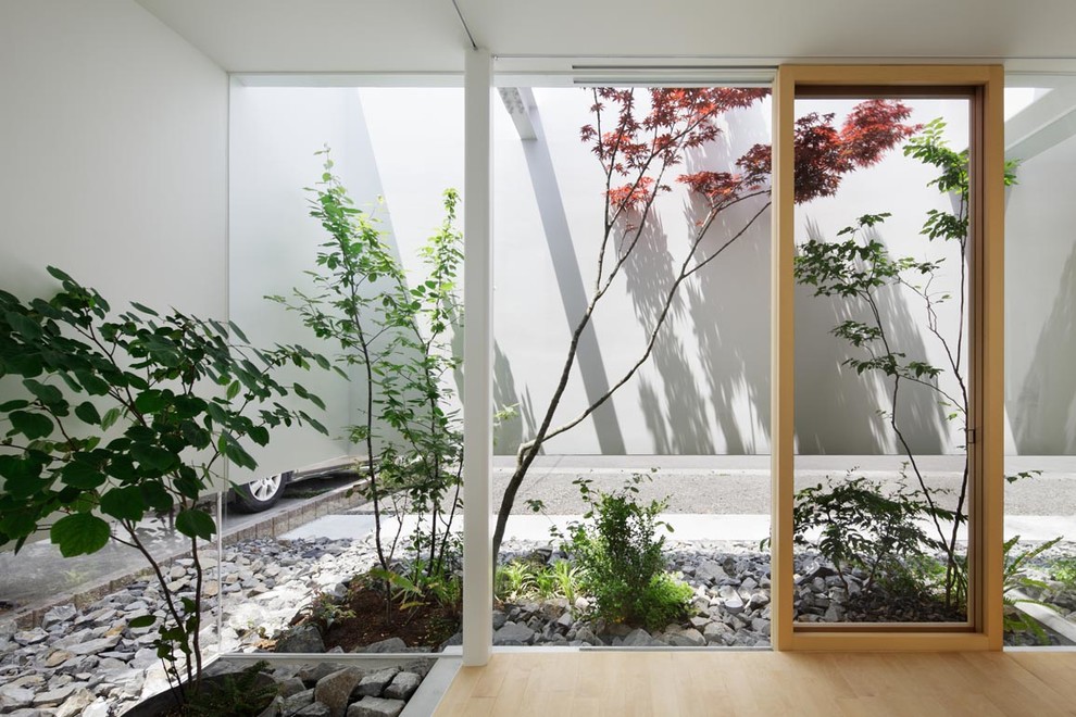 Kleiner Moderner Garten im Innenhof mit Natursteinplatten in Tokio