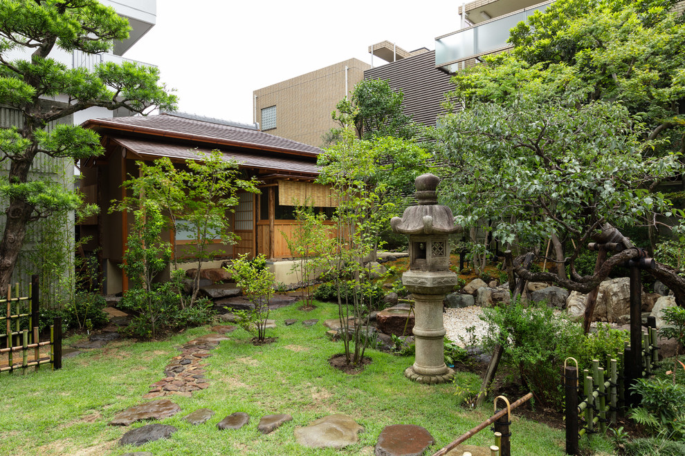 Modelo de jardín de estilo zen en patio delantero con jardín francés