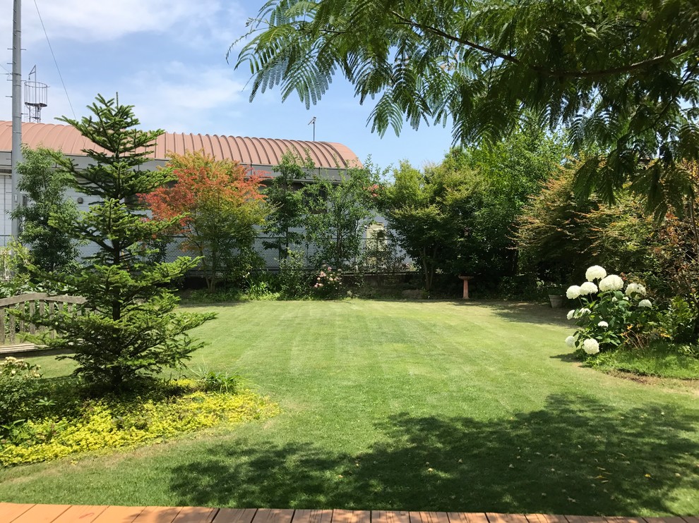 Immagine di un giardino country esposto in pieno sole