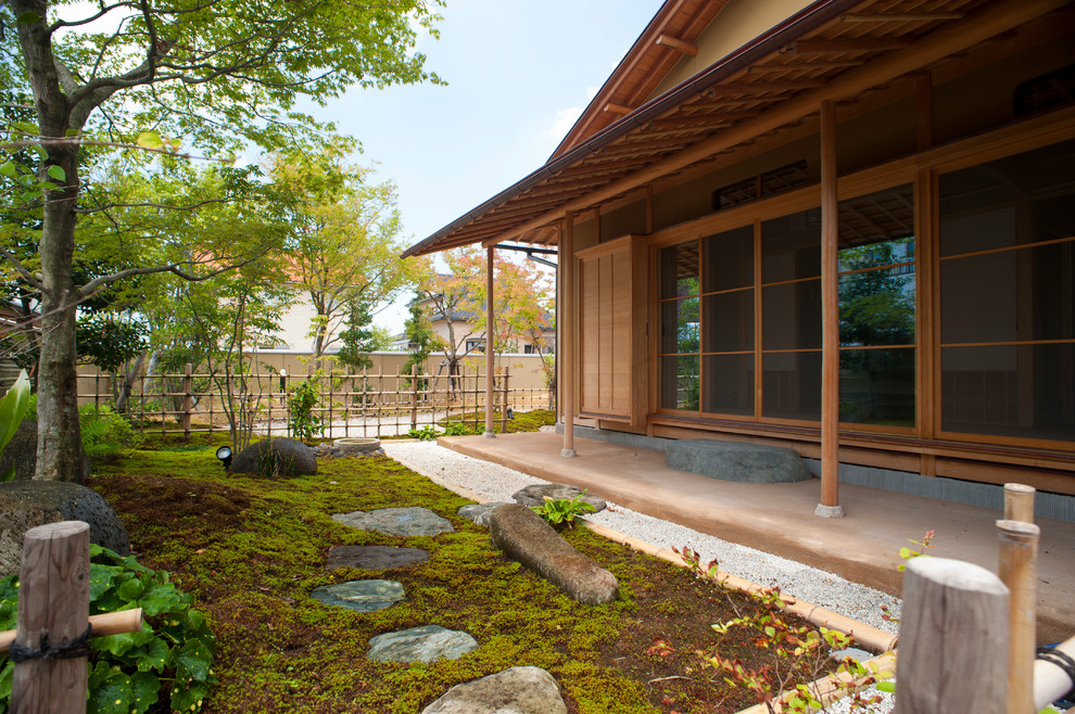 Aménagement d'un aménagement d'entrée ou allée de jardin asiatique avec des pavés en pierre naturelle.