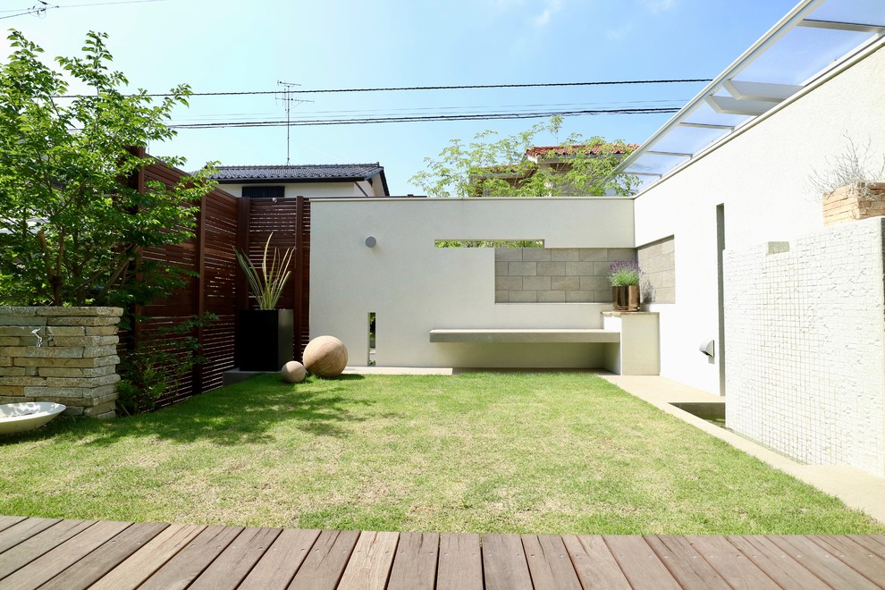 Moderner Garten hinter dem Haus mit direkter Sonneneinstrahlung in Sonstige