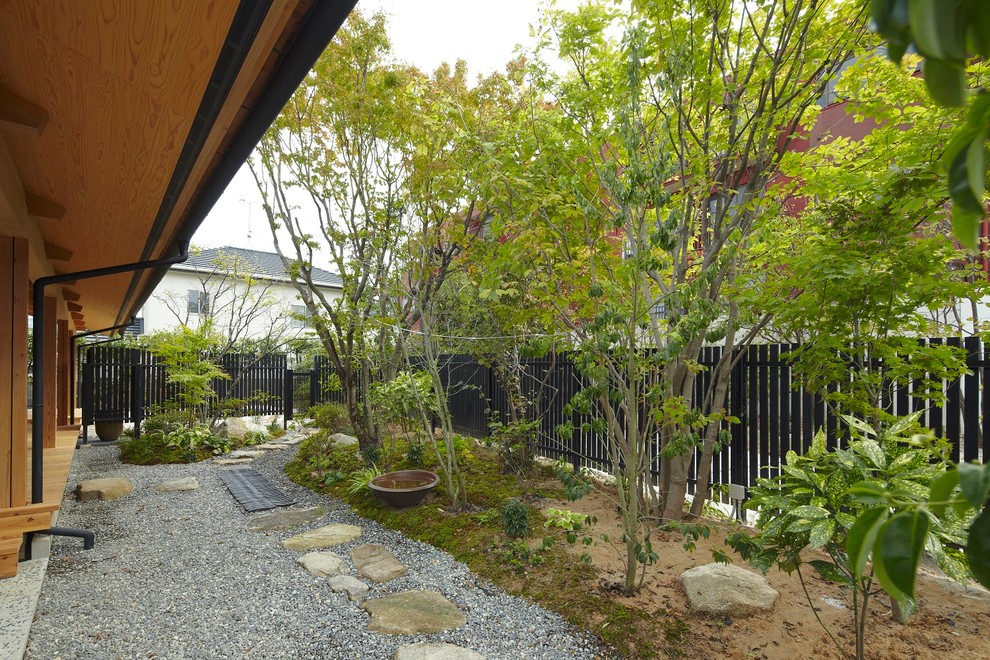 福岡にあるアジアンスタイルのおしゃれな庭 (デッキ材舗装、日向) の写真