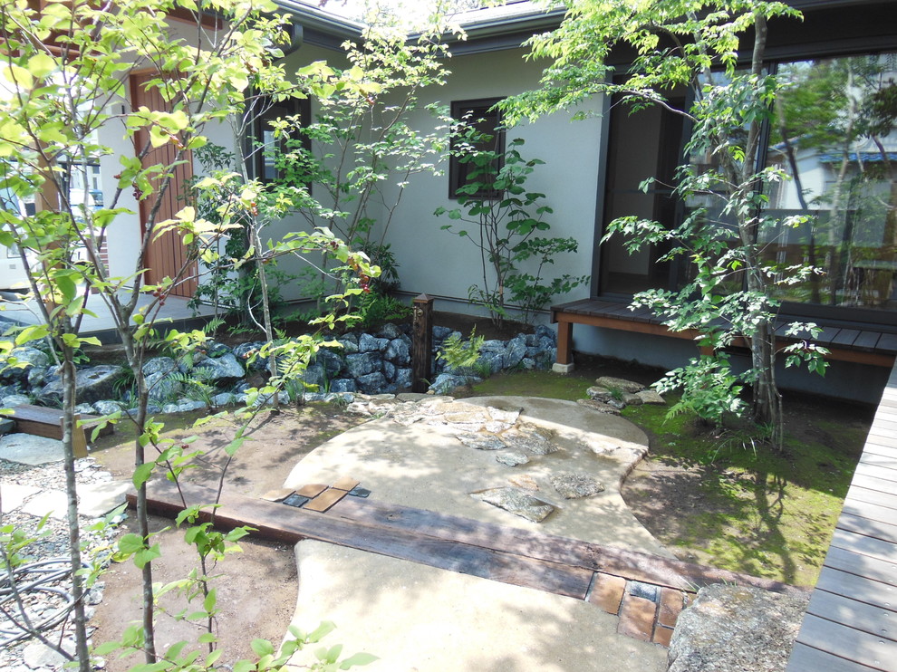 Exemple d'un jardin avant asiatique avec une exposition ensoleillée et une terrasse en bois.
