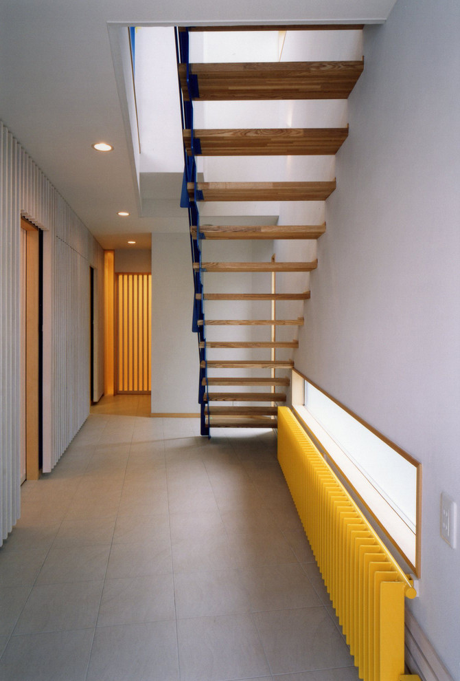 他の地域にあるコンテンポラリースタイルのおしゃれな廊下 (白い壁、グレーの床) の写真