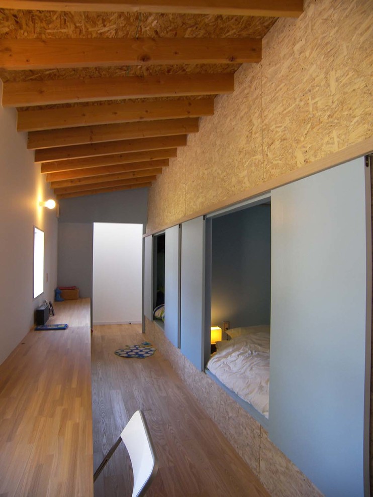Inspiration för en stor funkis hall, med flerfärgade väggar, mellanmörkt trägolv och brunt golv
