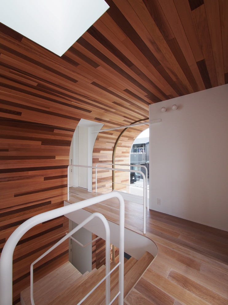 Moderner Flur mit bunten Wänden und braunem Holzboden in Sonstige
