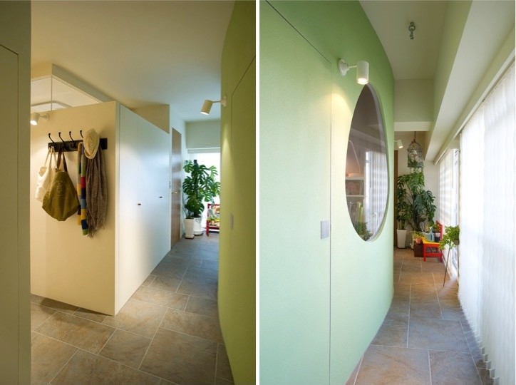 Idee per un piccolo ingresso o corridoio minimalista con pareti verdi e pavimento in travertino
