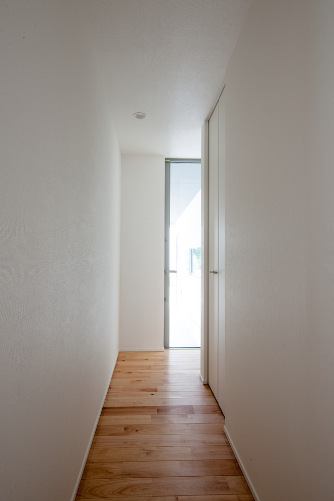 他の地域にあるミッドセンチュリースタイルのおしゃれな廊下 (白い壁、淡色無垢フローリング) の写真