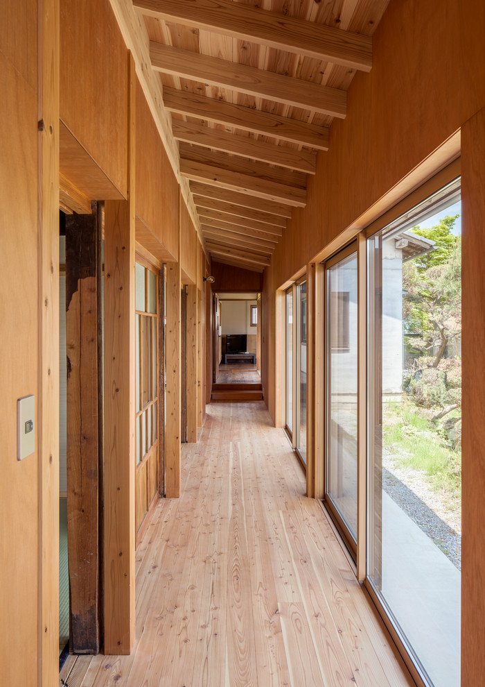 Idéer för en asiatisk hall, med mellanmörkt trägolv och brunt golv