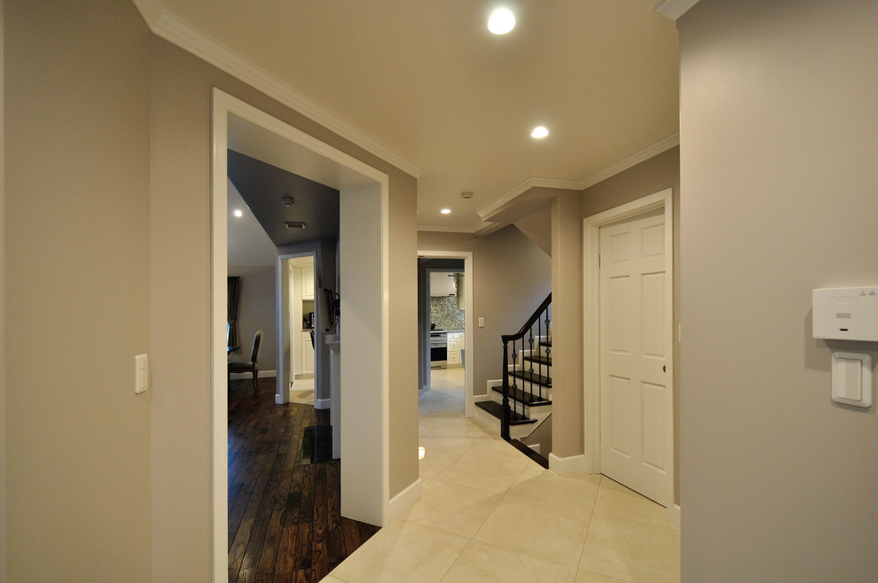 На фото: коридор в викторианском стиле с серыми стенами, полом из керамогранита и бежевым полом с
