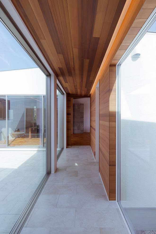Идея дизайна: коридор в стиле модернизм с коричневыми стенами и серым полом