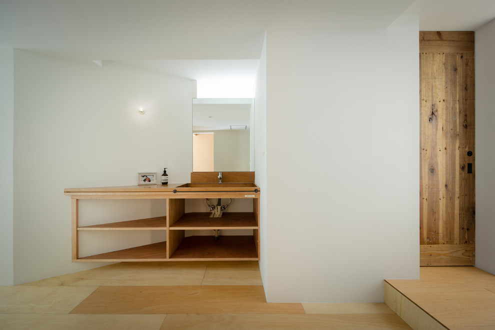 Imagen de recibidores y pasillos de estilo zen de tamaño medio con paredes grises y suelo de madera clara