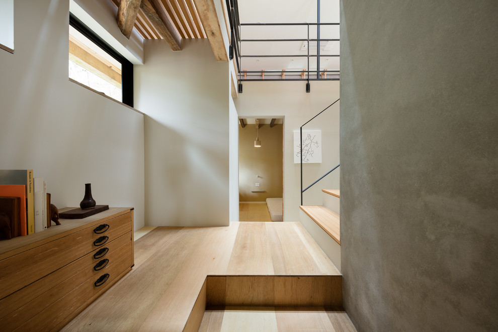 Источник вдохновения для домашнего уюта: коридор среднего размера в восточном стиле с серыми стенами и светлым паркетным полом