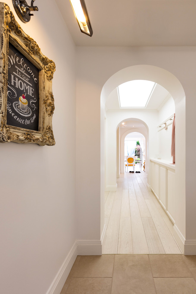 Свежая идея для дизайна: коридор в стиле неоклассика (современная классика) с белыми стенами, деревянным полом и белым полом - отличное фото интерьера
