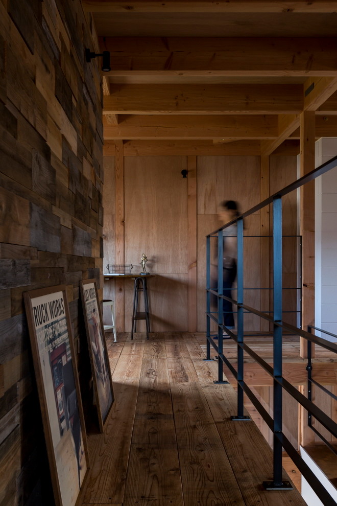 Ejemplo de recibidores y pasillos rústicos de tamaño medio con paredes blancas, suelo de madera en tonos medios y suelo beige