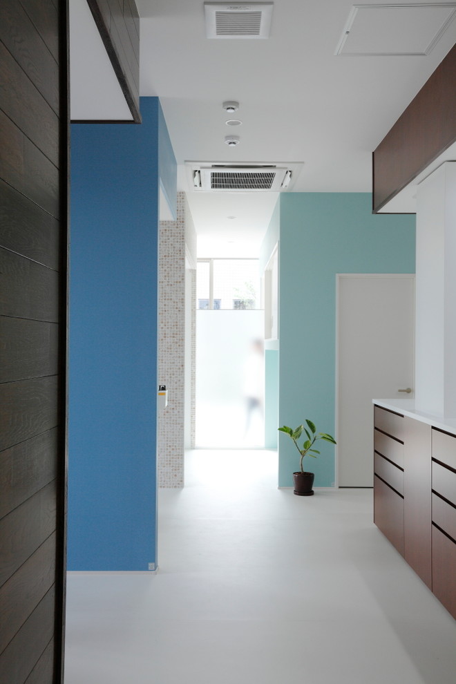 Стильный дизайн: коридор среднего размера в скандинавском стиле с бежевыми стенами, полом из терракотовой плитки и белым полом - последний тренд