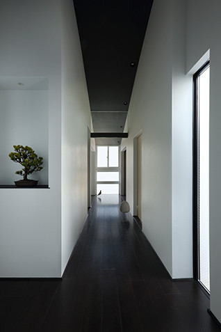 Diseño de recibidores y pasillos de estilo zen pequeños con paredes grises, suelo de baldosas de porcelana y suelo gris