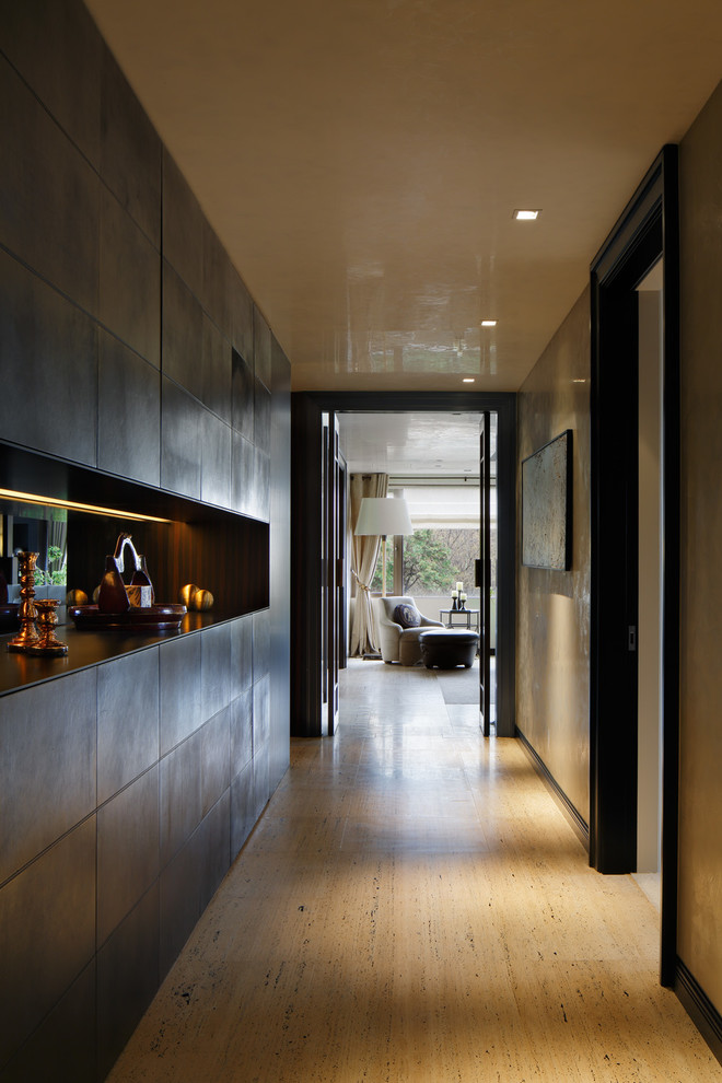 Foto de recibidores y pasillos contemporáneos con paredes grises, suelo marrón y iluminación