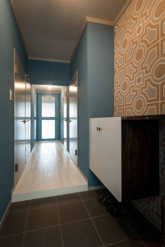 Idées déco pour un couloir industriel avec un mur bleu, parquet peint et un sol blanc.