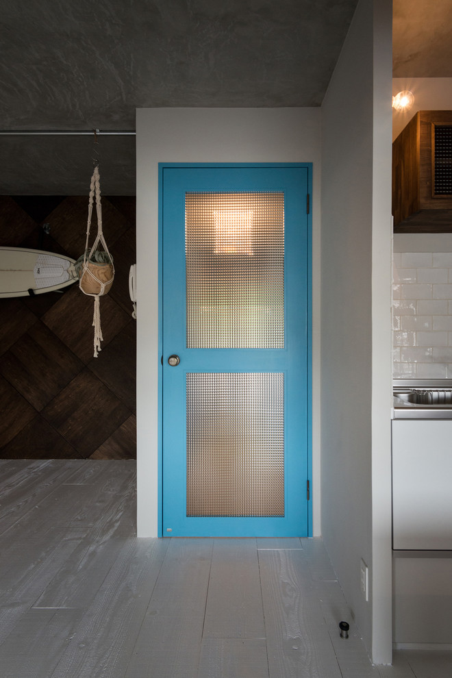 Источник вдохновения для домашнего уюта: коридор в стиле лофт с белыми стенами, деревянным полом и белым полом