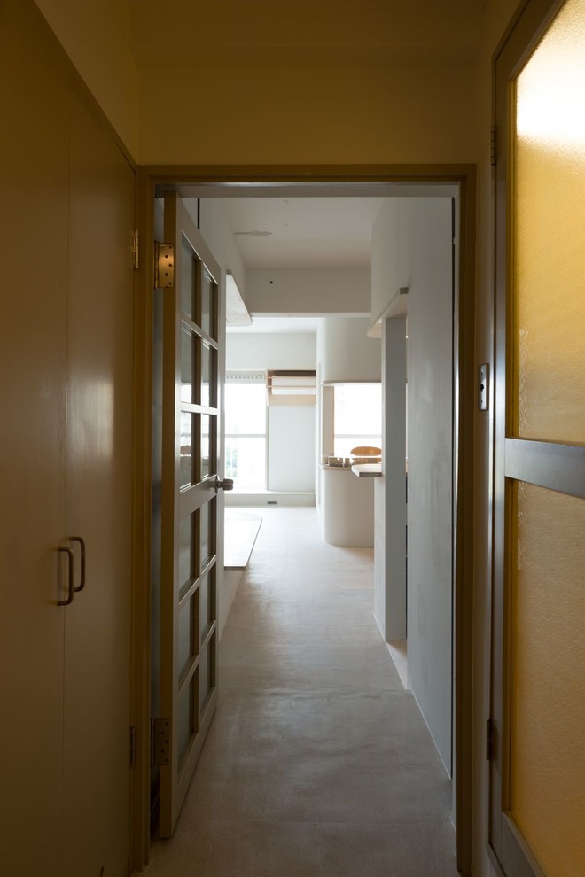 Foto de recibidores y pasillos modernos pequeños con paredes blancas, suelo de corcho, suelo blanco, papel pintado y papel pintado
