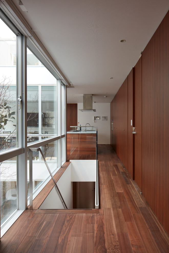 Источник вдохновения для домашнего уюта: коридор среднего размера в стиле модернизм с коричневыми стенами и паркетным полом среднего тона