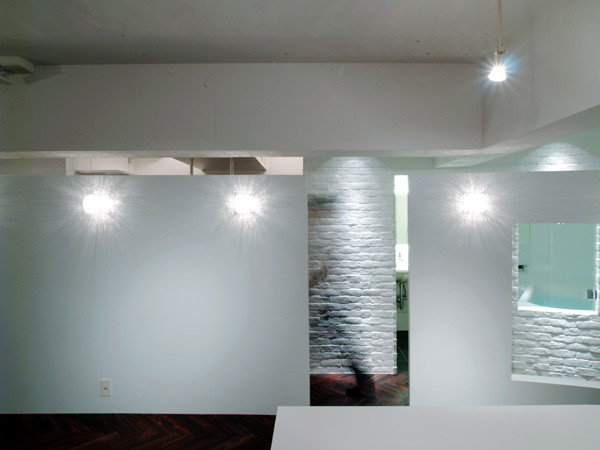 Свежая идея для дизайна: коридор среднего размера в стиле шебби-шик с белыми стенами и темным паркетным полом - отличное фото интерьера