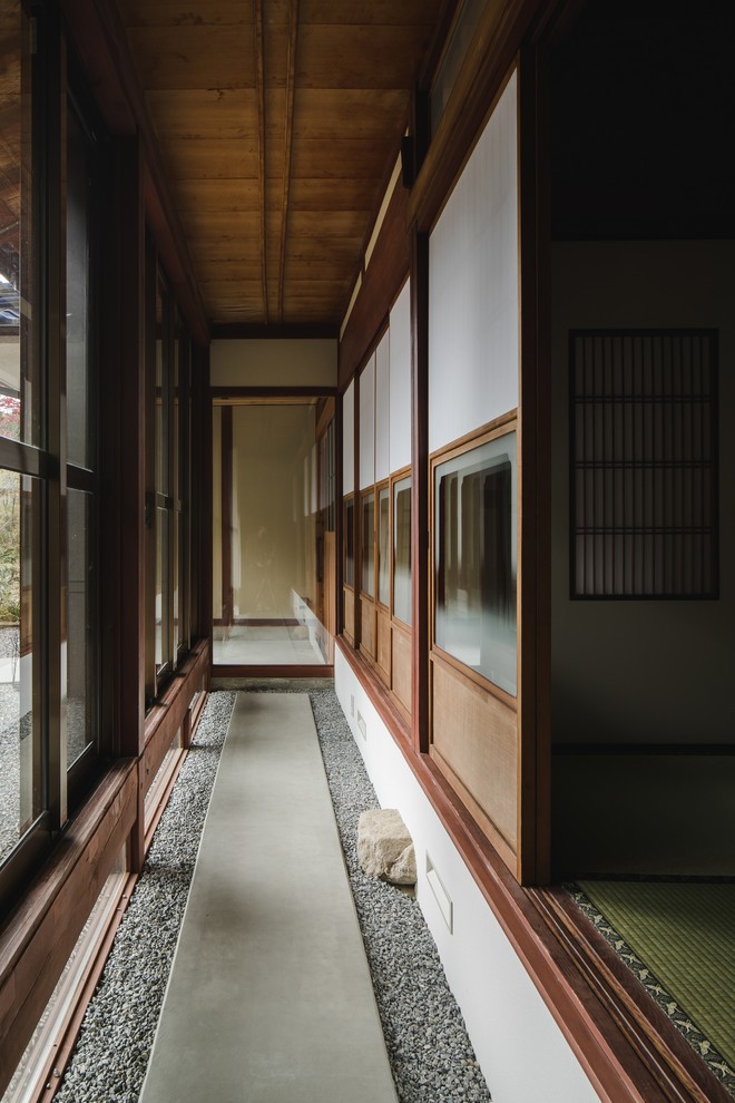 Modelo de recibidores y pasillos de estilo zen extra grandes con paredes blancas, suelo de cemento y suelo gris