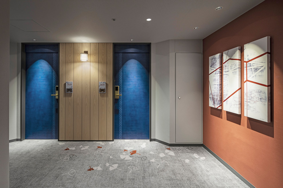 Idee per un ampio ingresso o corridoio nordico con pareti bianche, moquette, pavimento grigio, soffitto in carta da parati e carta da parati