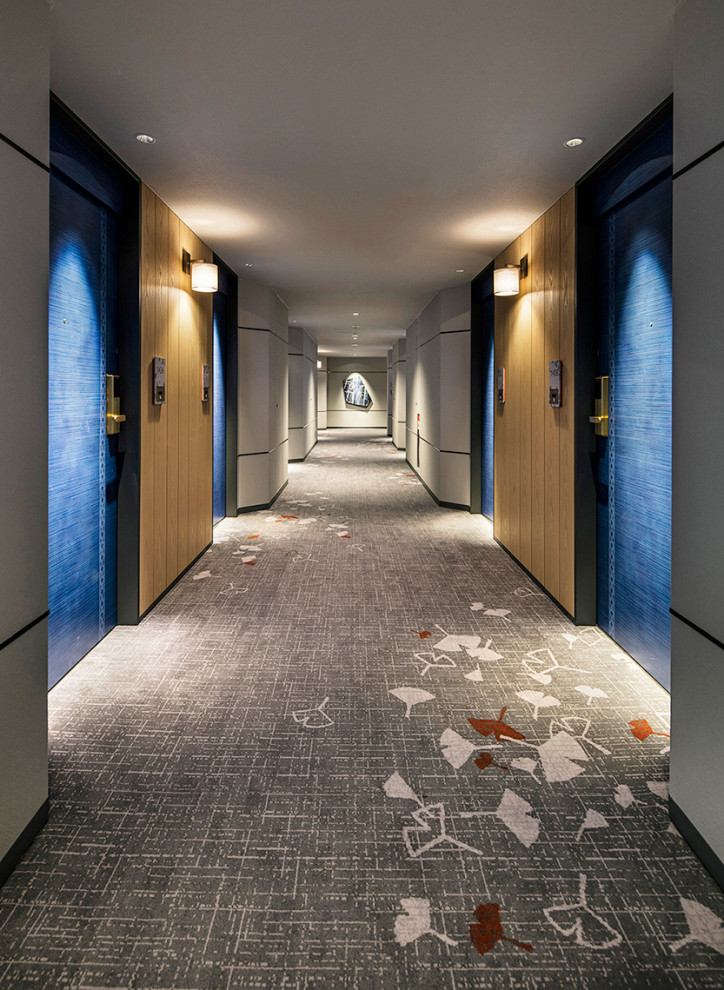 Foto di un ampio ingresso o corridoio nordico con pareti bianche, moquette, pavimento blu, soffitto in carta da parati e carta da parati