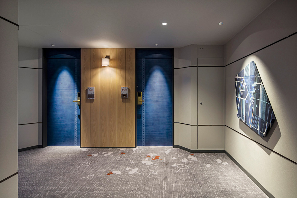Exemple d'un très grand couloir scandinave avec un mur blanc, moquette, un sol bleu, un plafond en papier peint et du papier peint.