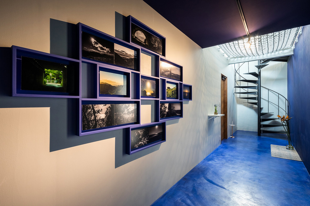 Inspiration för moderna hallar, med blå väggar och blått golv