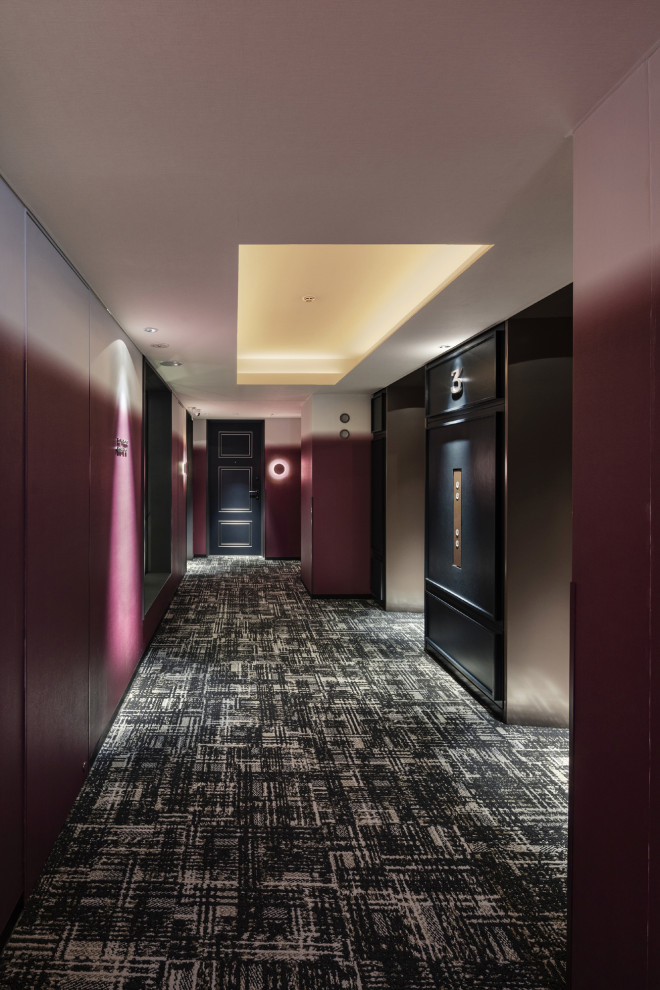 Пример оригинального дизайна: огромный коридор в современном стиле с красными стенами, ковровым покрытием, зеленым полом, потолком с обоями и обоями на стенах
