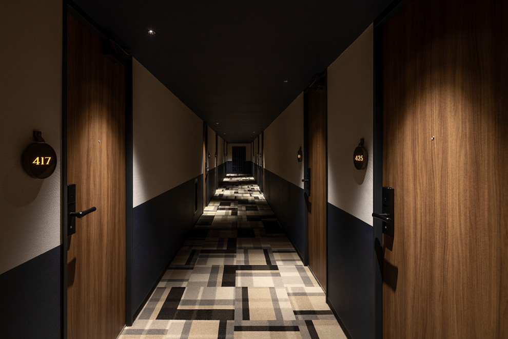 Idee per un ampio ingresso o corridoio design con pareti bianche, moquette, pavimento blu, soffitto in carta da parati e carta da parati
