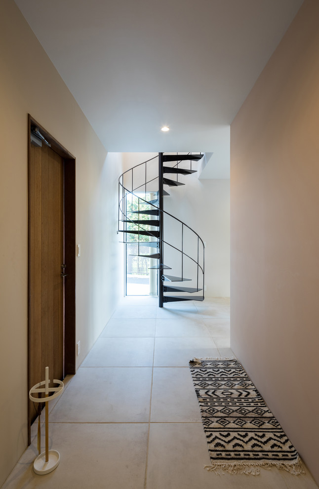 Источник вдохновения для домашнего уюта: коридор в современном стиле с белыми стенами, бетонным полом и серым полом