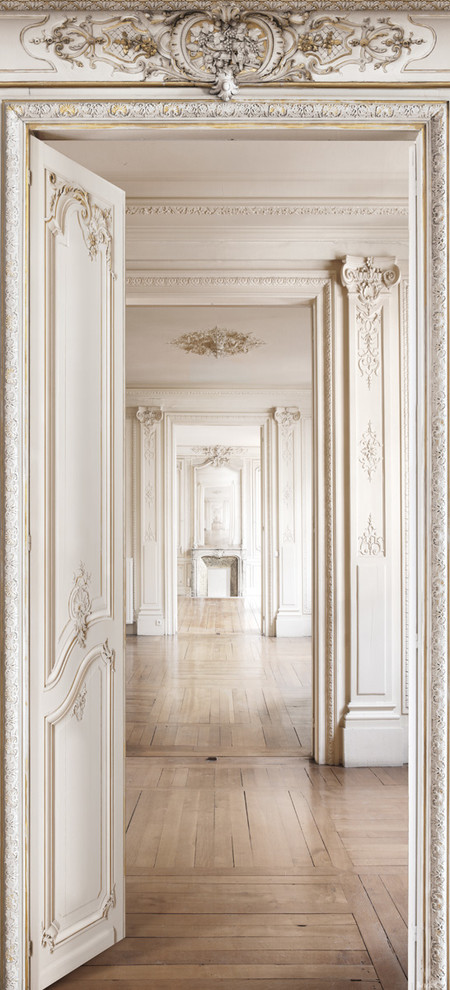 На фото: коридор в викторианском стиле с белыми стенами и светлым паркетным полом с