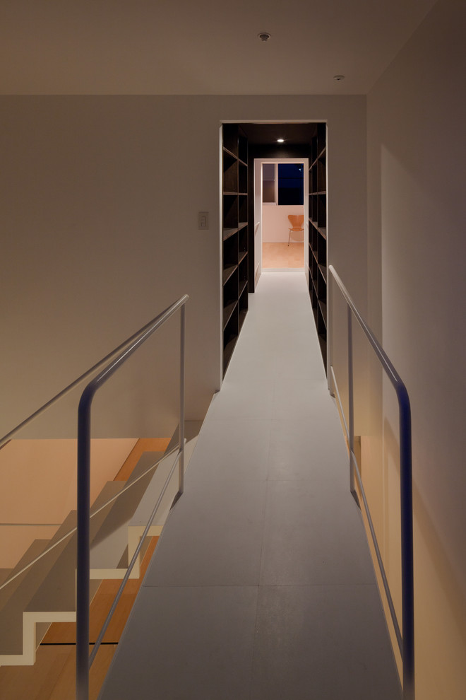 Foto de recibidores y pasillos minimalistas con paredes marrones, suelo vinílico y suelo blanco