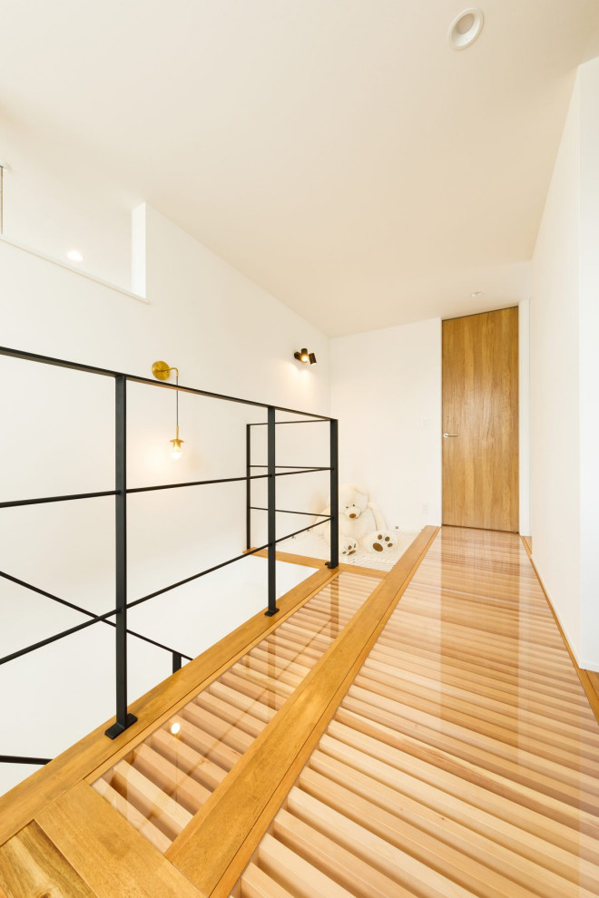 Пример оригинального дизайна: коридор среднего размера в стиле лофт с белыми стенами, паркетным полом среднего тона, коричневым полом, потолком с обоями и обоями на стенах