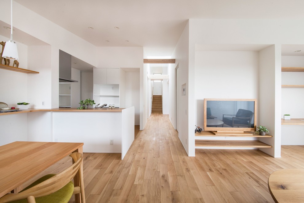 Источник вдохновения для домашнего уюта: коридор в стиле модернизм с белыми стенами, паркетным полом среднего тона и коричневым полом