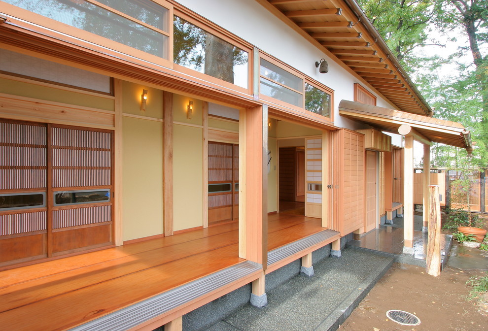 Asiatischer Flur mit brauner Wandfarbe, braunem Holzboden und braunem Boden in Tokio Peripherie