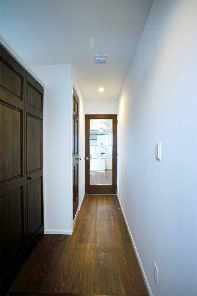 Réalisation d'un petit couloir nordique avec un mur blanc, un sol en contreplaqué, un sol marron, un plafond en papier peint et du papier peint.