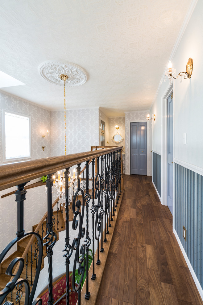 Стильный дизайн: коридор в викторианском стиле с серыми стенами, паркетным полом среднего тона и коричневым полом - последний тренд