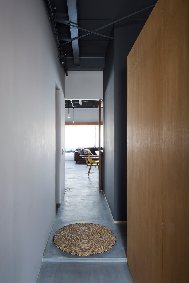 Свежая идея для дизайна: коридор в стиле лофт с бетонным полом, серыми стенами и серым полом - отличное фото интерьера